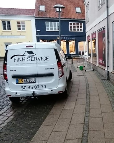 Fink Service firmabil til brug af vinduespudser til privat rengøring og til erhvervsrengøring
